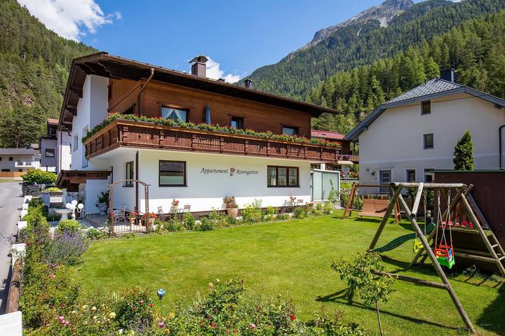 Ferienwohnung für 4 Personen, mit Balkon und Terrasse in Längenfeld