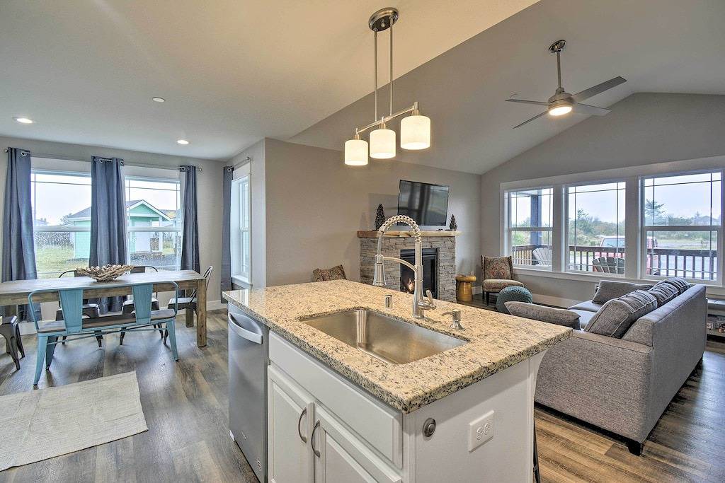 Hot Tub: Modern Ocean Shores Home, 2 Mi to Beach! in Ocean Shores, Grays Harbor County