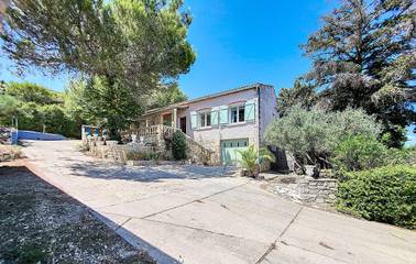 Location de vacances pour 8 personnes, avec terrasse, animaux acceptés à Aramon