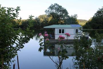 Bateau pour 5 personnes, avec balcon ainsi que jacuzzi et piscine, adapté aux familles dans Côte-d'Or