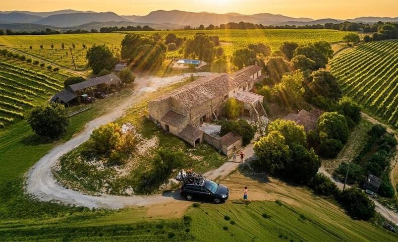 Location de vacances pour 15 personnes, avec vue ainsi que piscine et jardin, animaux acceptés à Mirabeau