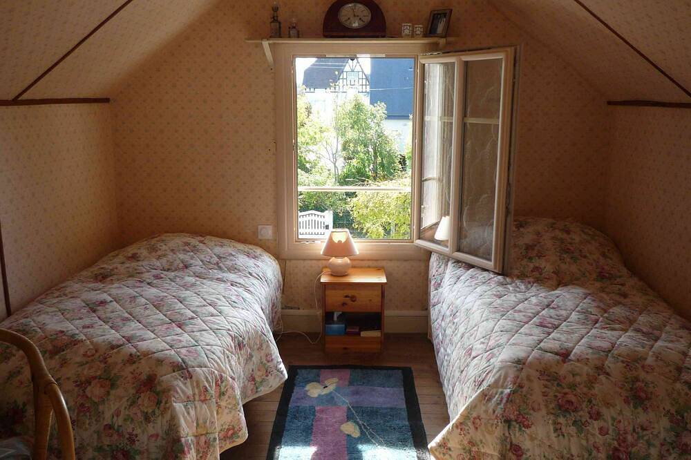 Villa 300m From The Beach By Pedestrian Way Flowered Garden Closed Near Shops in Agon-Coutainville, Coutances