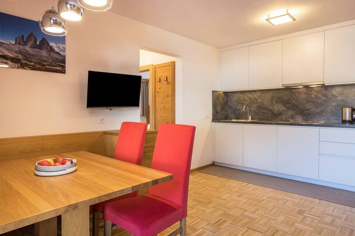 Entire apartment, Apartment "Rosalpina 4" in the Middle of the Ski Area with Mountain View, Wi-Fi & Balcony in San Vigilio di Marebbe, Mareo
