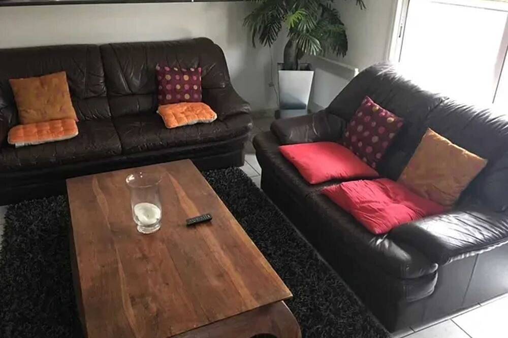 Homerez - Spacious Villa in Claira with Private Pool in Claira, Côte d'Améthyste