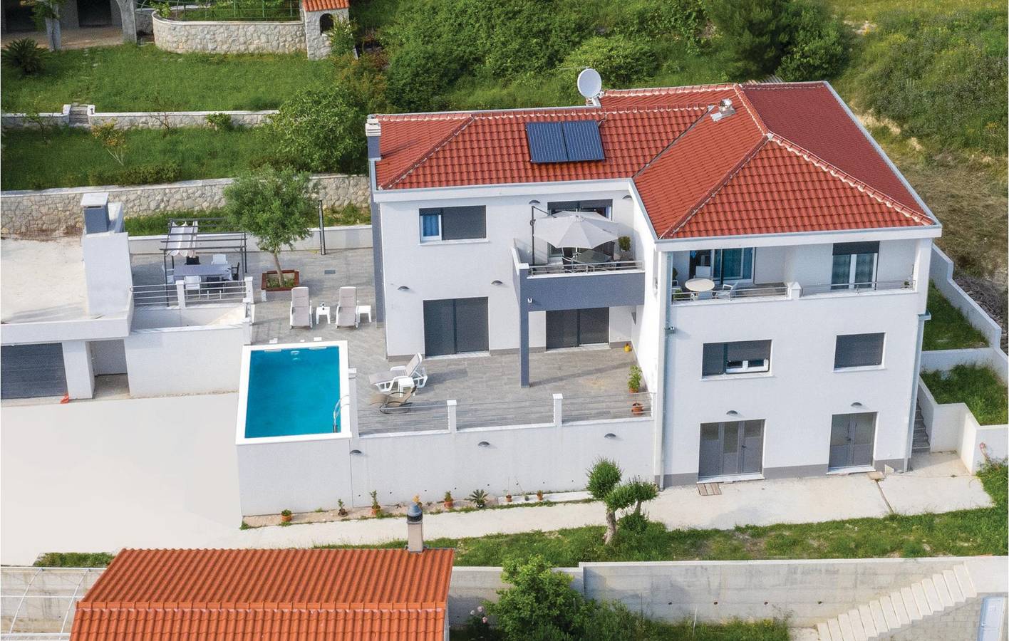 Geräumige 2-Zimmer-Wohnung mit Pool, Terrasse und WLAN – 1,5 km vom Strand entfernt in Jesenice, Split-Dalmatien