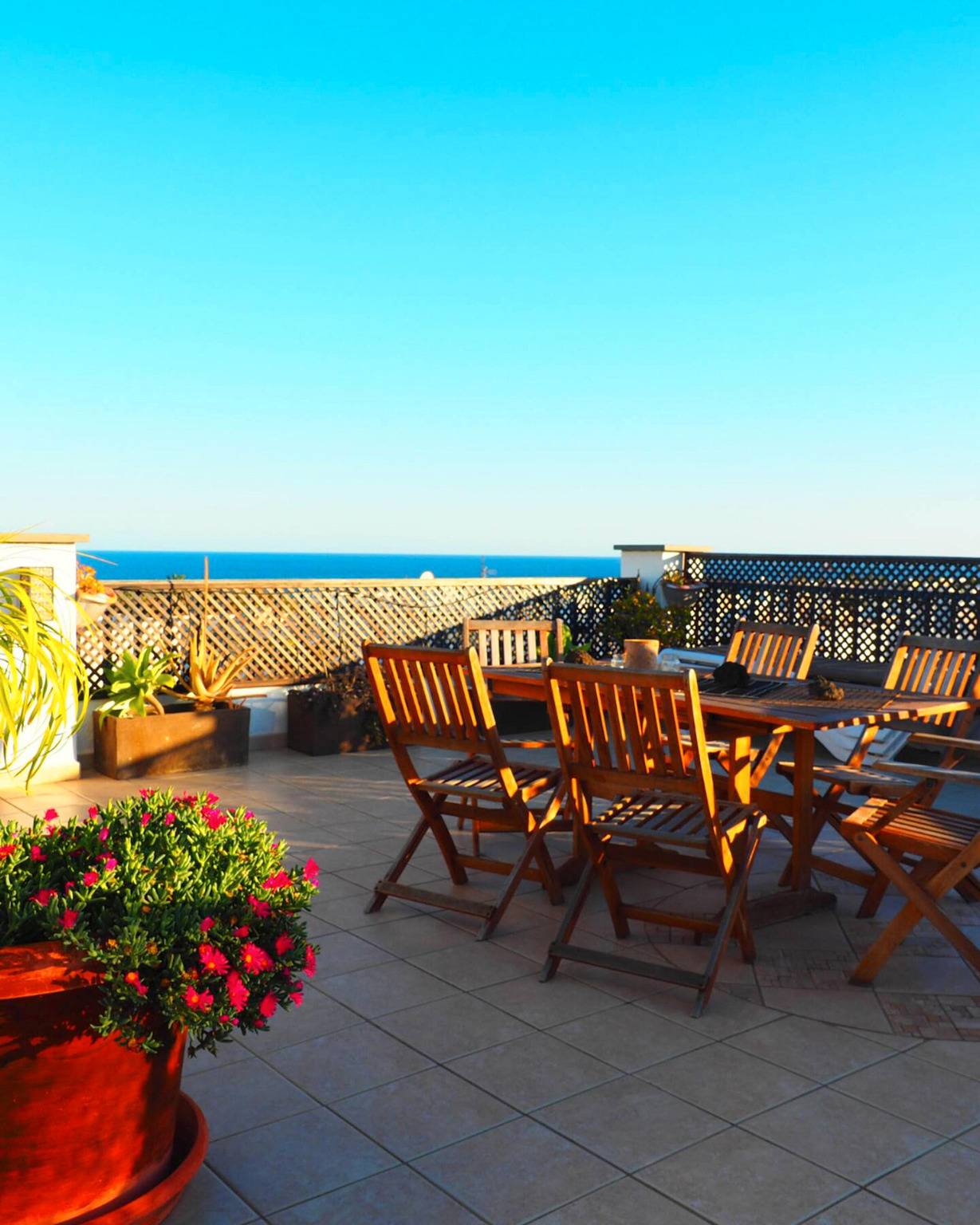 Apartamento entero, Ático con jacuzzi, vistas al mar y al volcán in Playa Bastián, Teguise