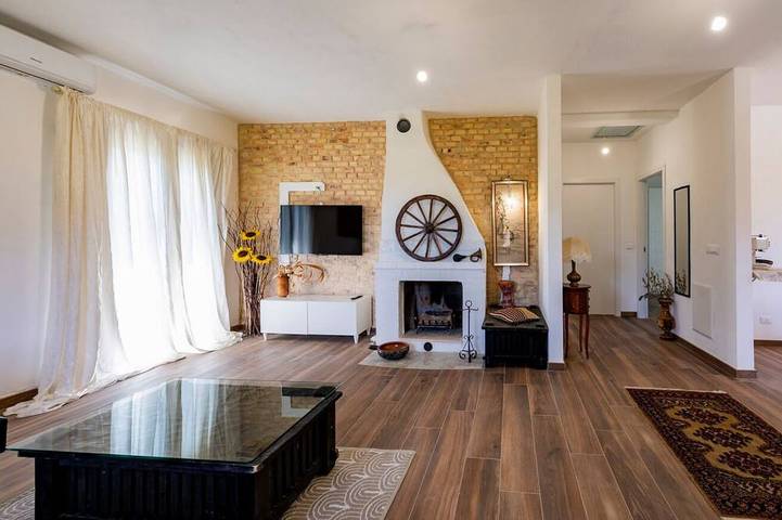 Spacious and charming 90-square-meter villa with a large garden of approximately 200 square meters equipped with a barbecue, perfect for five people and four-legged friends.The property is located in a very quiet area of ​​Montesilvano, perfect for e in Montesilvano, Pescara Provinz