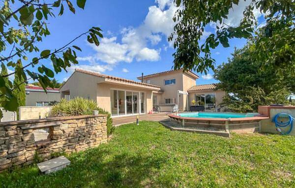 Villa pour 5 personnes, avec Terrasse et Jacuzzi ainsi que Jardin et Piscine