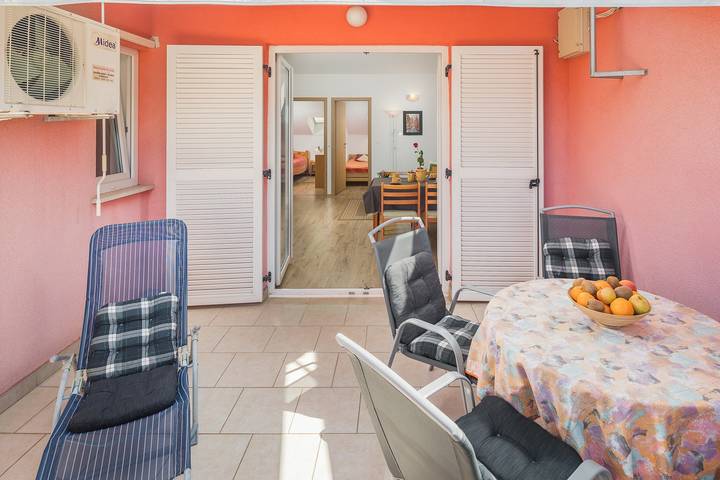 Entire apartment, Sea View Apartment with Balcony, Wifi & Parking - 1.5km to Beach in Poreč, Grad Poreč
