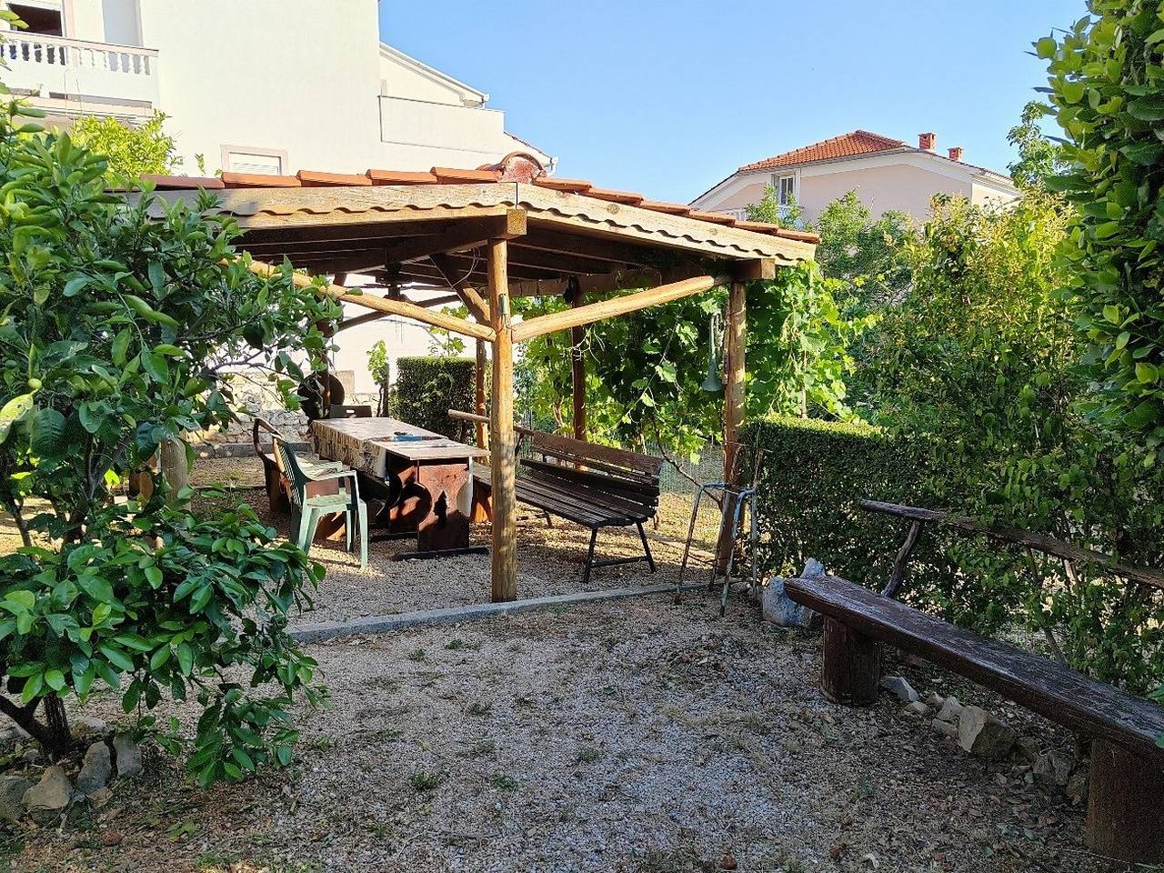 Ganze Wohnung, 2-Zimmer-Ferienwohnung mit Balkon und Meerblick Barbat, Rab A-22217-b in Kaštel (Barbat), Barbat na Rabu