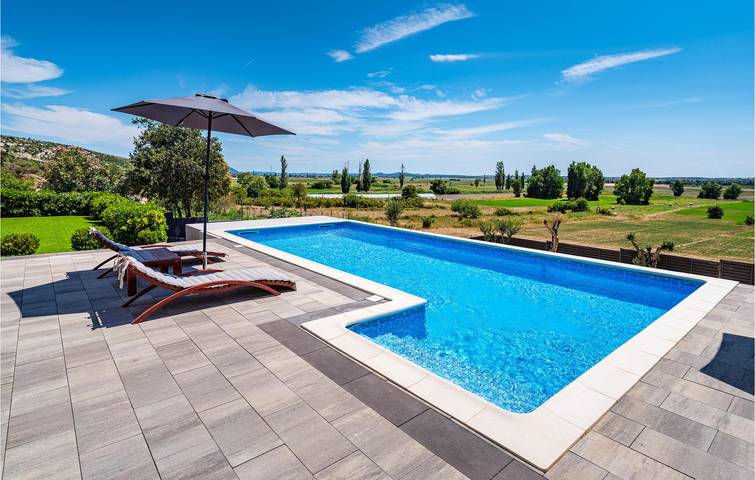 Reizendes Apartment mit einem Schlafzimmer, Pool und Terrasse in der Nähe des Stadtzentrums von Kakma in Općina Polača, Zadar