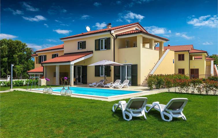 Elegante apartamento de 200 m² con piscina y terraza, a 2,5 km de la playa in Banjole, Costa sur de Istria