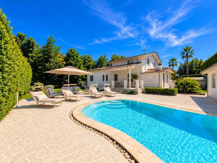 Villa per 10 persone, con Balcone e Terrazza nonché Giardino e Piscina a Marina di Pietrasanta
