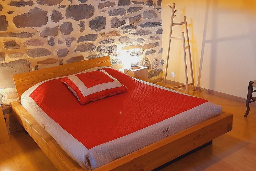 Chaleureux et spacieux gîte de montagne pour 4 à 6 personnes in Moudeyres, Parc naturel régional des Monts d'Ardèche