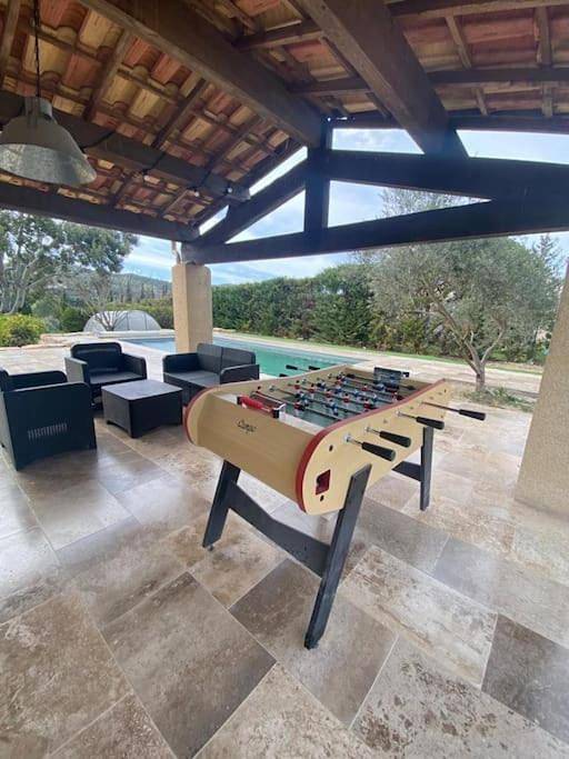 Location de vacances pour 10 personnes, avec terrasse ainsi que jardin et piscine à Beaumont-de-Pertuis