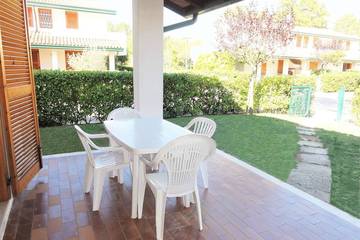 Villa mit pool für 7 Personen, mit Pool und Balkon in Bibione