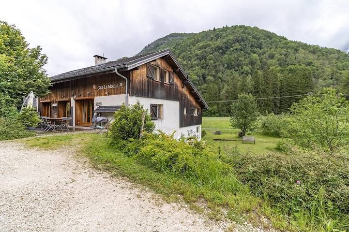 Location de vacances pour 15 personnes, avec terrasse ainsi que sauna et jacuzzi à La Compôte