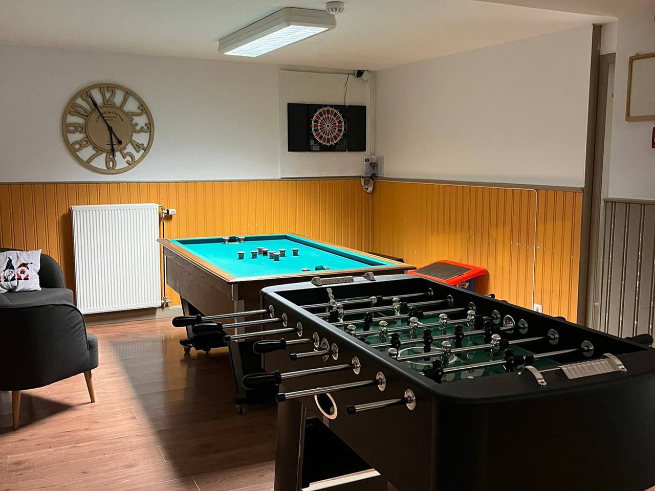 Prachtig gelegen 32 pers. accommodatie met ruime tuin en bosrijk uitzicht in de Ardennen in Vresse-sur-Semois, Regio Namur