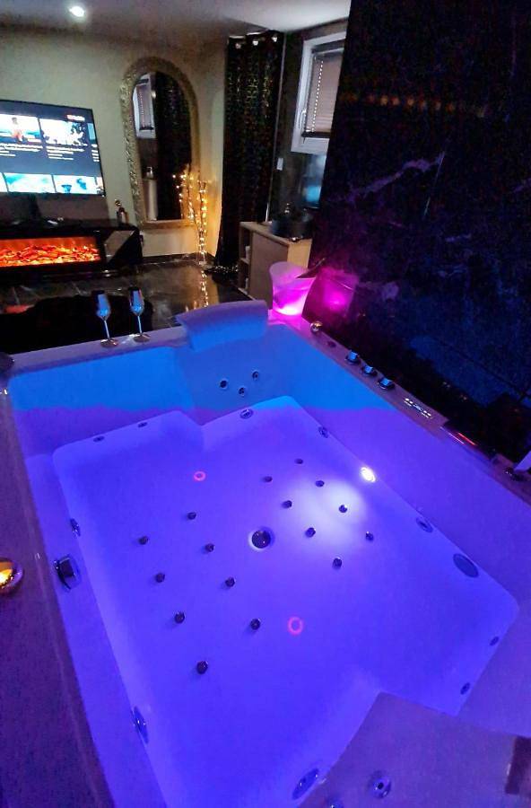 Gîte pour 2 personnes, avec Jacuzzi et Terrasse ainsi que Piscine et Sauna à Fénay