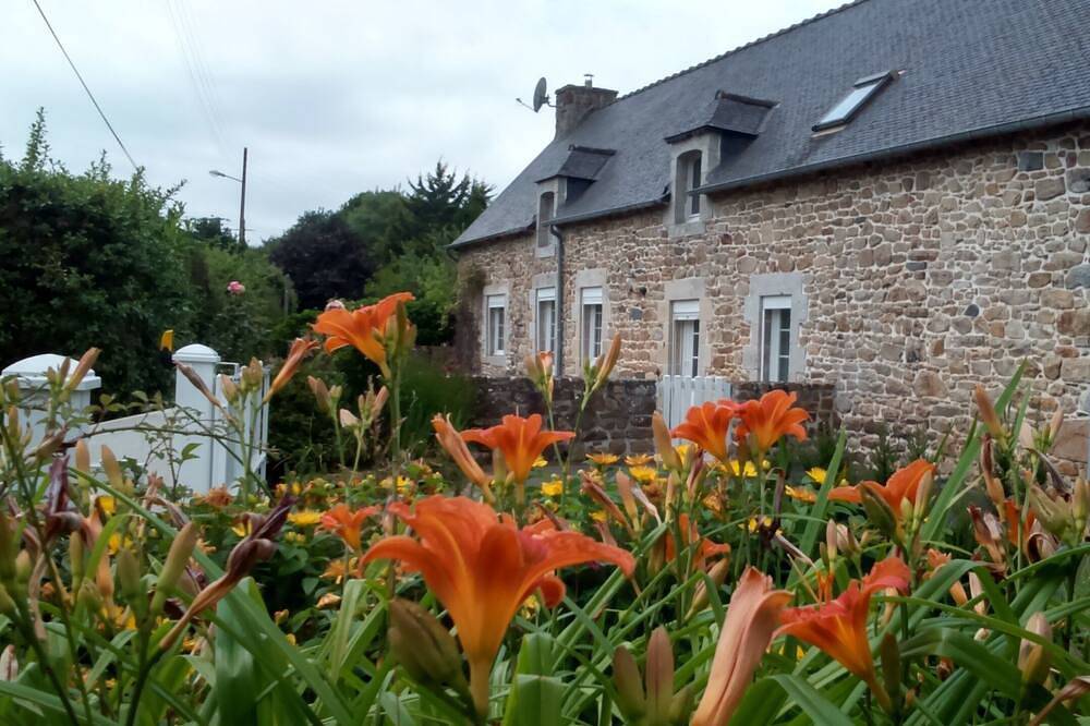 Agréable longère entre terre et mer in Plouagat, Région de Guingamp