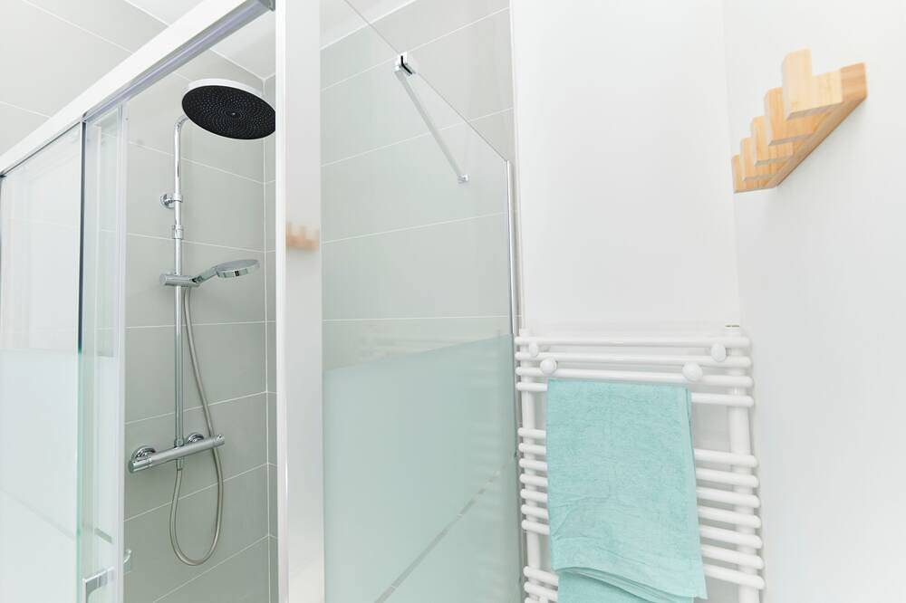 Appartement entier, Studio Univers avec terrasse privée, à 2' de Lille in Ronchin, Région de Lille