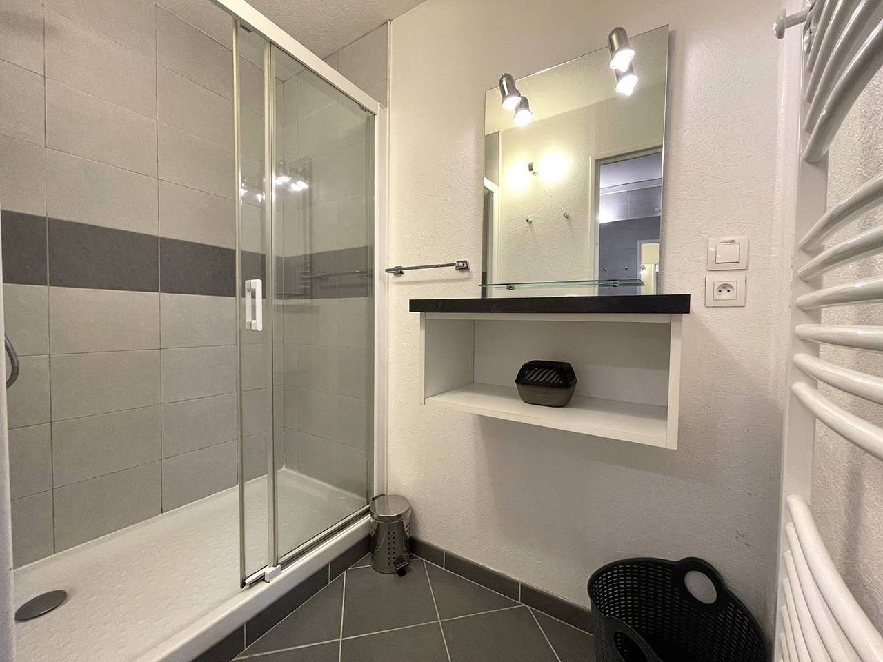 Appartement entier, Appartement rénové, bien équipé à 500m de la plage de Trestrignel et du centre-ville de Perros-Guirec in Perros-Guirec, Côte de Granit Rose
