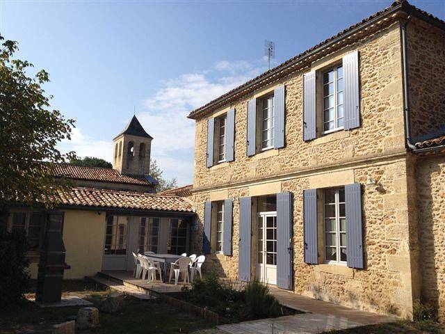 Gîte pour 10 personnes, avec piscine ainsi que terrasse et jardin en Gironde - 2