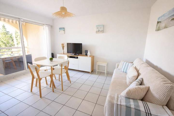 Gîte pour 4 personnes, avec terrasse dans Plage du Chay - 2