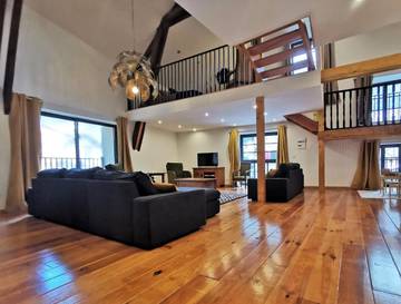 Gîte pour 12 personnes, avec balcon ainsi que jacuzzi et sauna, adapté aux familles à Blesle