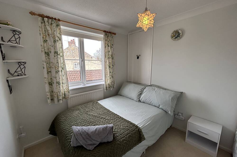 Halcyon House - sleeps 5 guests in 3 bedrooms in Bodham, Norfolk Coast