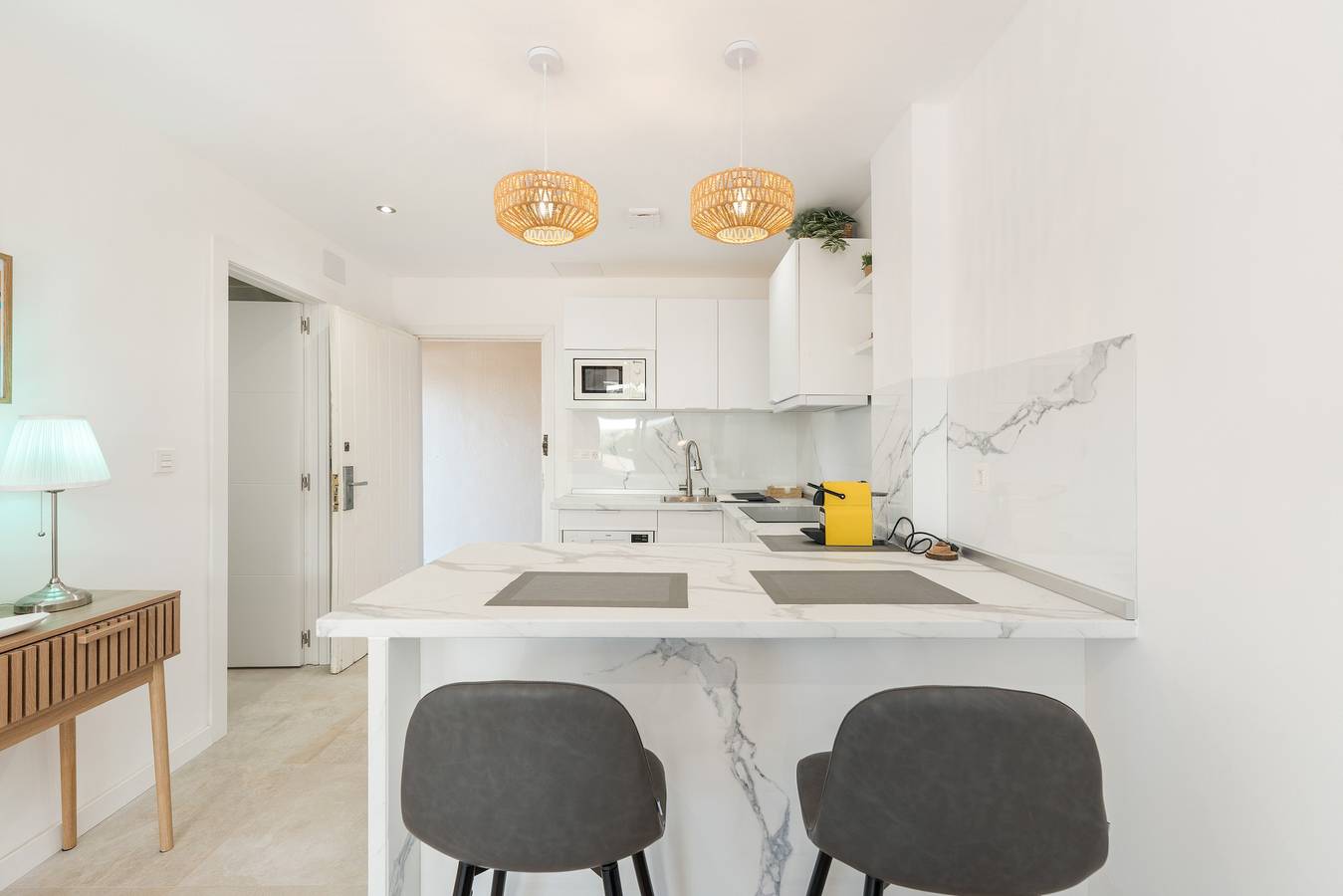 Entire studio, Apartment 'En Elviria' with Shared Pool, Wi-Fi and Air Conditioning in Marbella East, Marbella