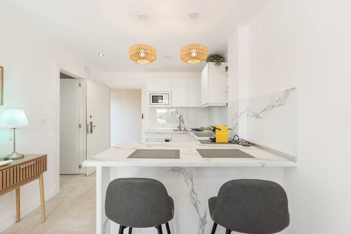 Entire studio, Apartment 'En Elviria' with Shared Pool, Wi-Fi and Air Conditioning in Don Carlos Elviria, Marbella