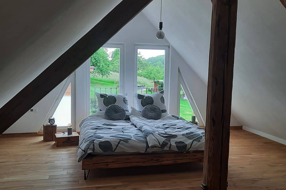 Ganze Wohnung, Moderne Ferienwohnung \"Tanzsaal\" Wohnen im denkmalgeschützten Fachwerkhaus in Hasselbach, Sinsheim