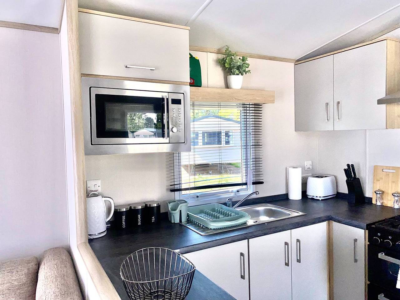 Elegant 2 Bed One and Half Bath Caravan in Holiday Resort - Sleeps 6 in Northampton, Northamptonshire
