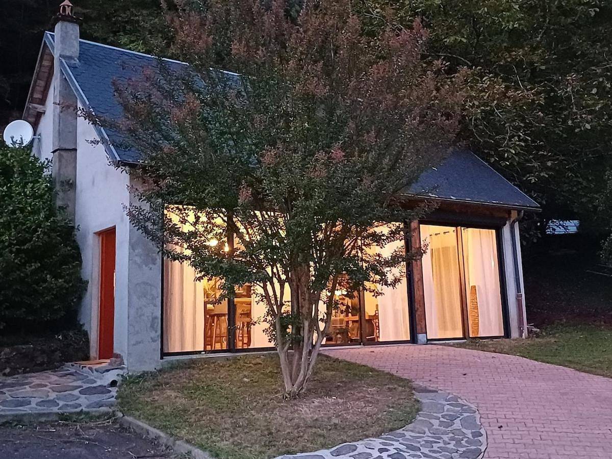 Two-Bedroom House in Saint-Vincent-de-Salers, Parc naturel régional des Volcans d'Auvergne