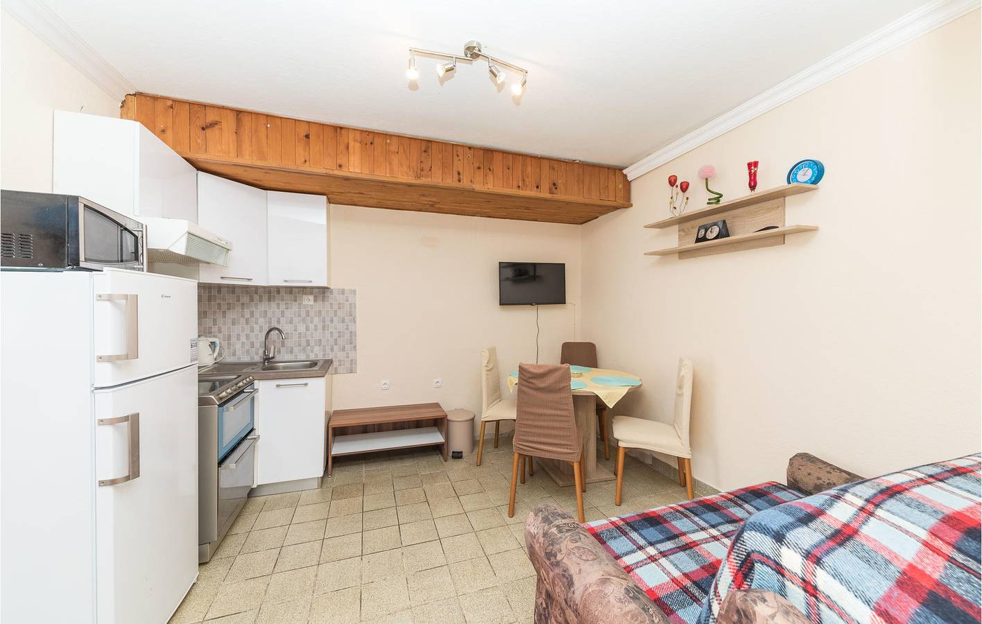 Ganze Ferienwohnung, Gemütliche Ferienwohnung mit Pool und Terrasse, 500 m vom Strand Uvala Bočići entfernt in Okrug Gornji, Ciovo