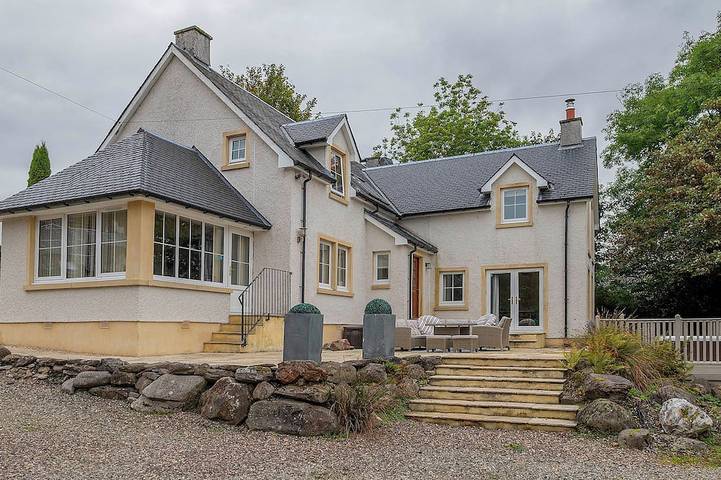 Log cabin for 9 people, with Hot tub and Garden in Killin