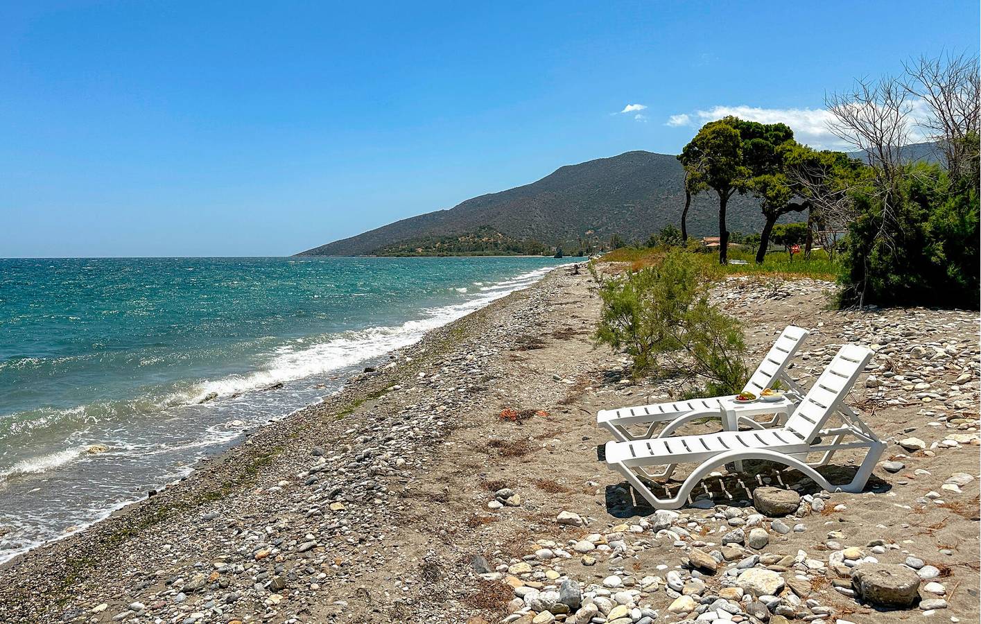 Acogedor Apartamento con Jardín, Terraza, Parking, 200m de la Costa in Agios Andrés, Kynouria