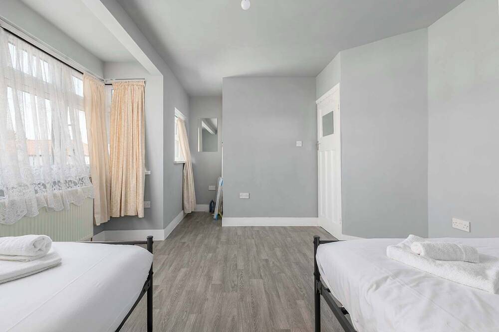 Spacious 3-Bed (Sleeps 7) Home with Garden in London, Südostengland