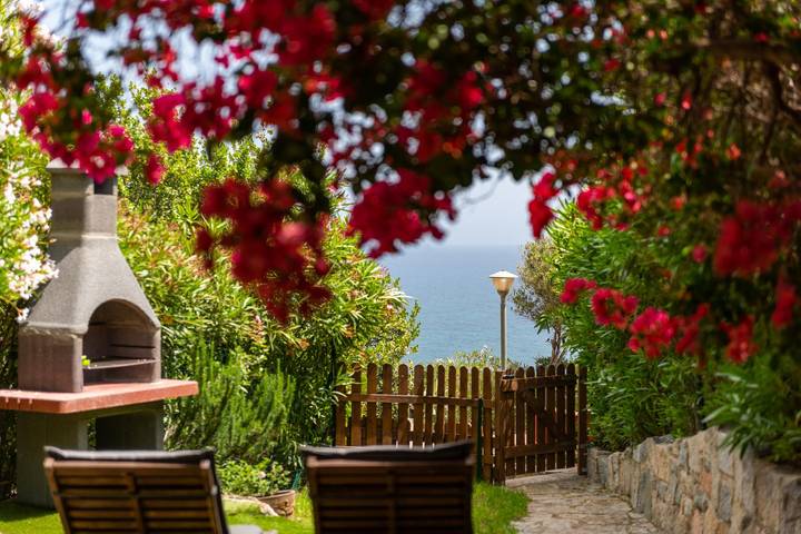 Holiday Home 'Bougainville' with Sea View, Private Terrace and Wi-Fi in Simius, Villasimius