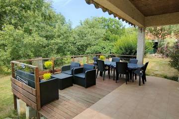 Gîte pour 6 personnes, avec vue et piscine ainsi que terrasse et jardin à Vesseaux