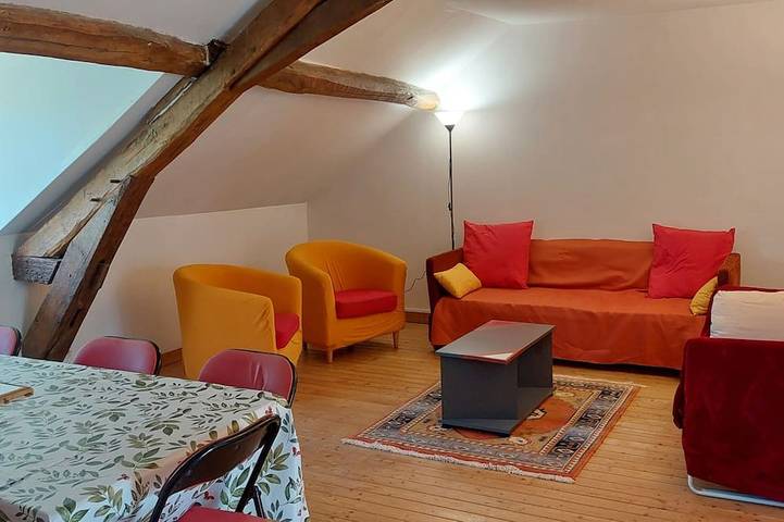 Gîte pour 8 personnes, avec jardin à Feneu