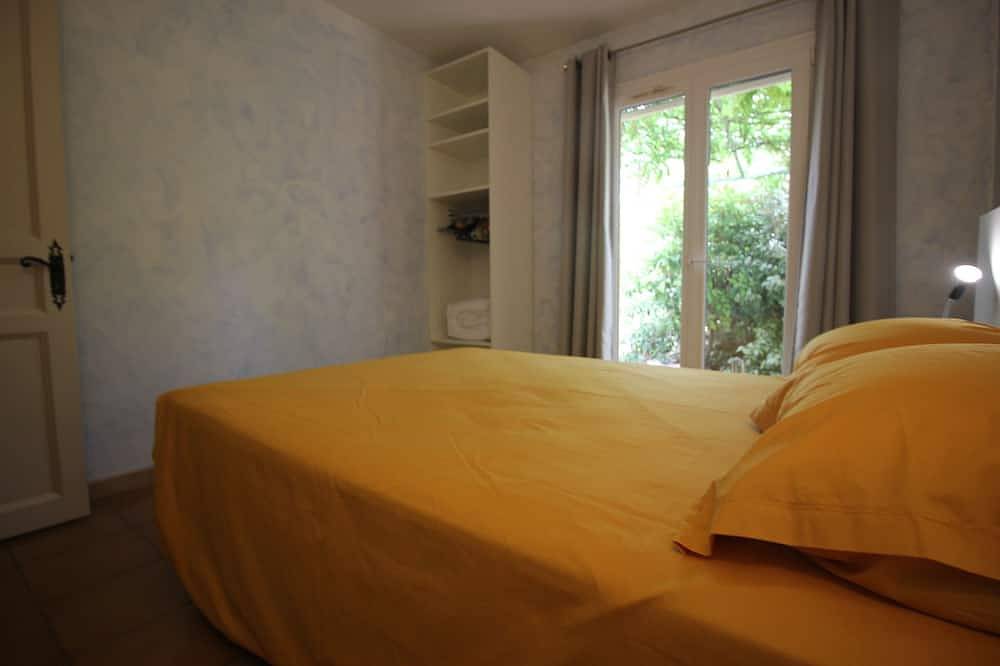 Gîte for 4 people in a quiet area with a large beautiful swimming pool in Flayosc, Draguignan en omgeving
