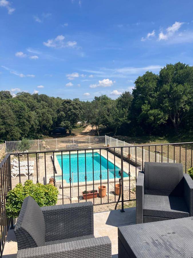 Location de vacances pour 4 personnes, avec piscine et balcon ainsi que jardin et vue à Vernègues