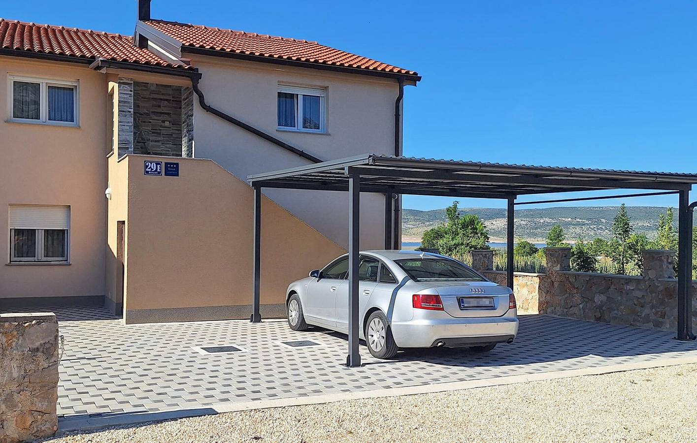 Ganze Ferienwohnung, Gemütliche 100 m² große Ferienwohnung mit Terrasse, WLAN und 2 km Entfernung zum Strand von Pisak in Starigrad, Zadar