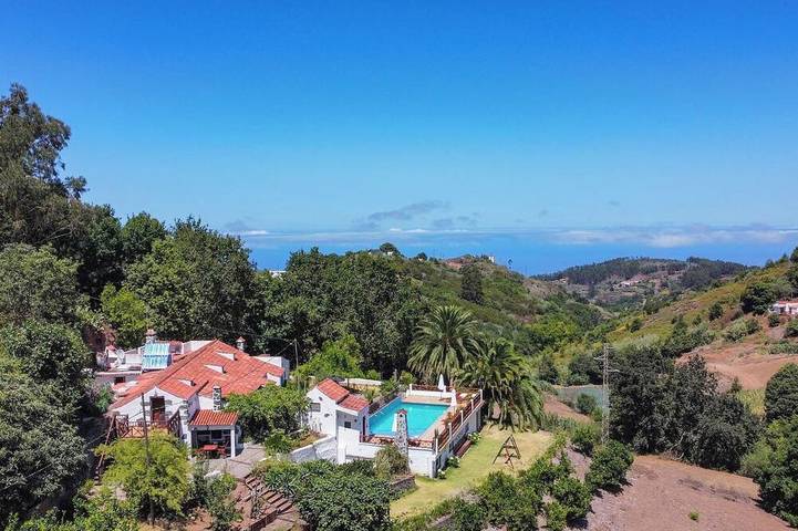 Casa rural para 5 personas, con jacuzzi y piscina además de balcón y jardín en Moya