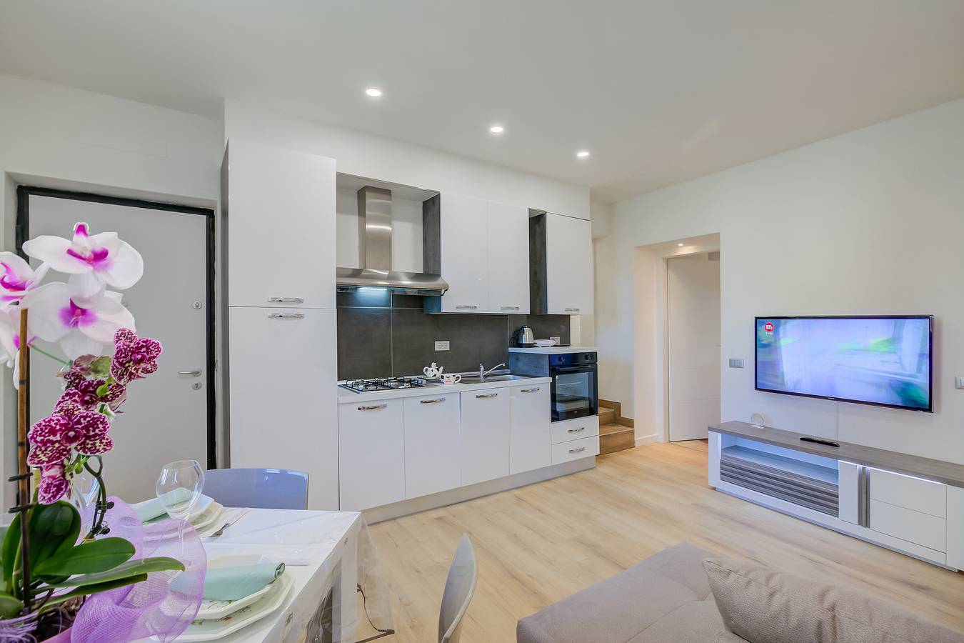 Appartamento per 4 Persone in Laveno, Laveno-Mombello