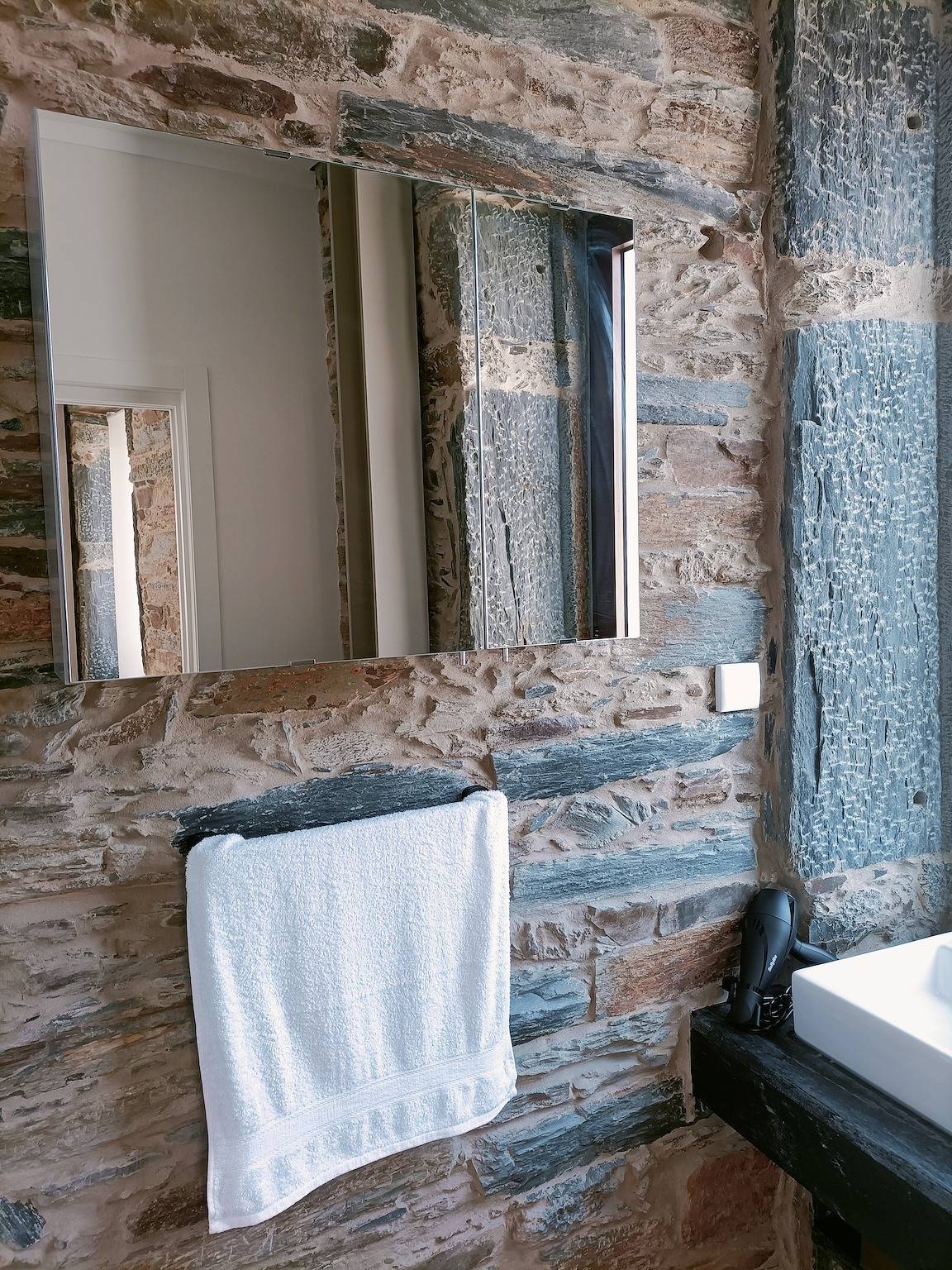 Apartamento inteiro, Apartamento 'Valley Apartamentos T1' com vista para a montanha, Wi-Fi e ar condicionado in U.F Mós, Santo Amaro e Vila Nova Foz Côa, Vale do Douro