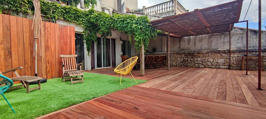 Location de vacances pour 12 personnes, avec terrasse et piscine, animaux acceptés à Laplume