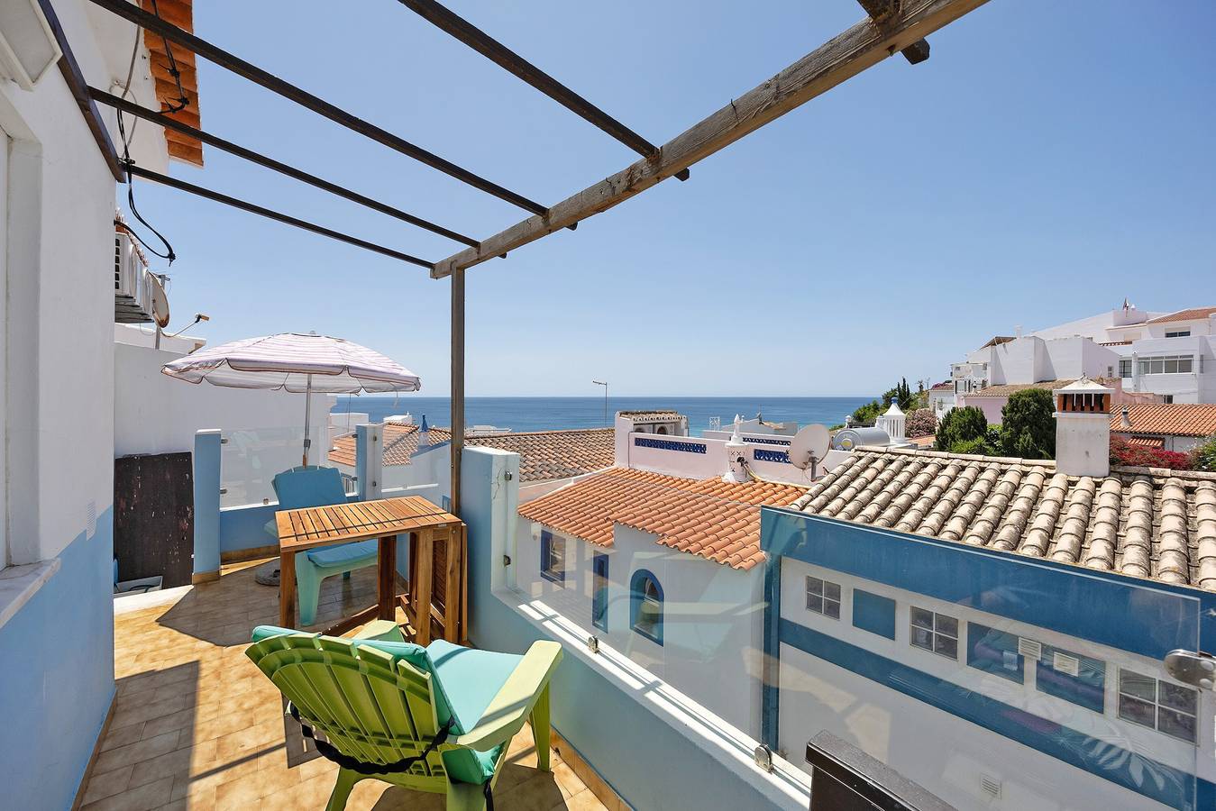 Entire apartment, 'Casa dos Netos Netos' with Sea View, Wi-Fi and Air Conditioning in Praia do Burgau, Parque Natural do Sudoeste Alentejano e Costa Vicentina